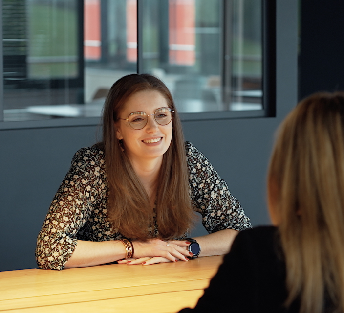 Deux femmes qui dialoguent