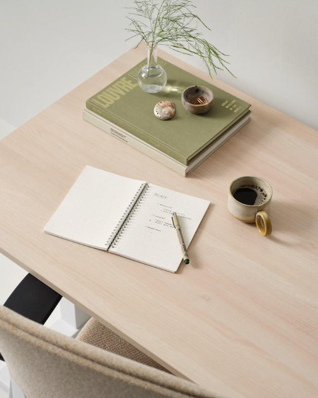 Bureau avec cahier et stylos
