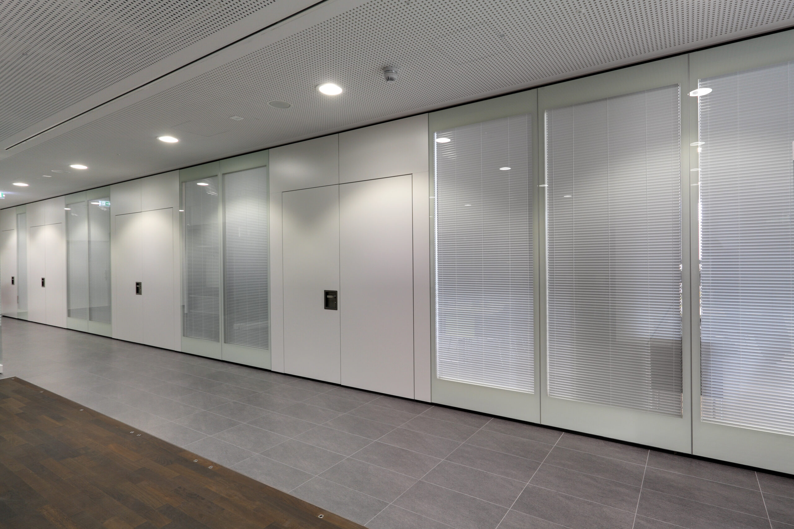 Tertia Solutions, solutions murs mobiles- mur mobile Premium Full Glass Sparkasse