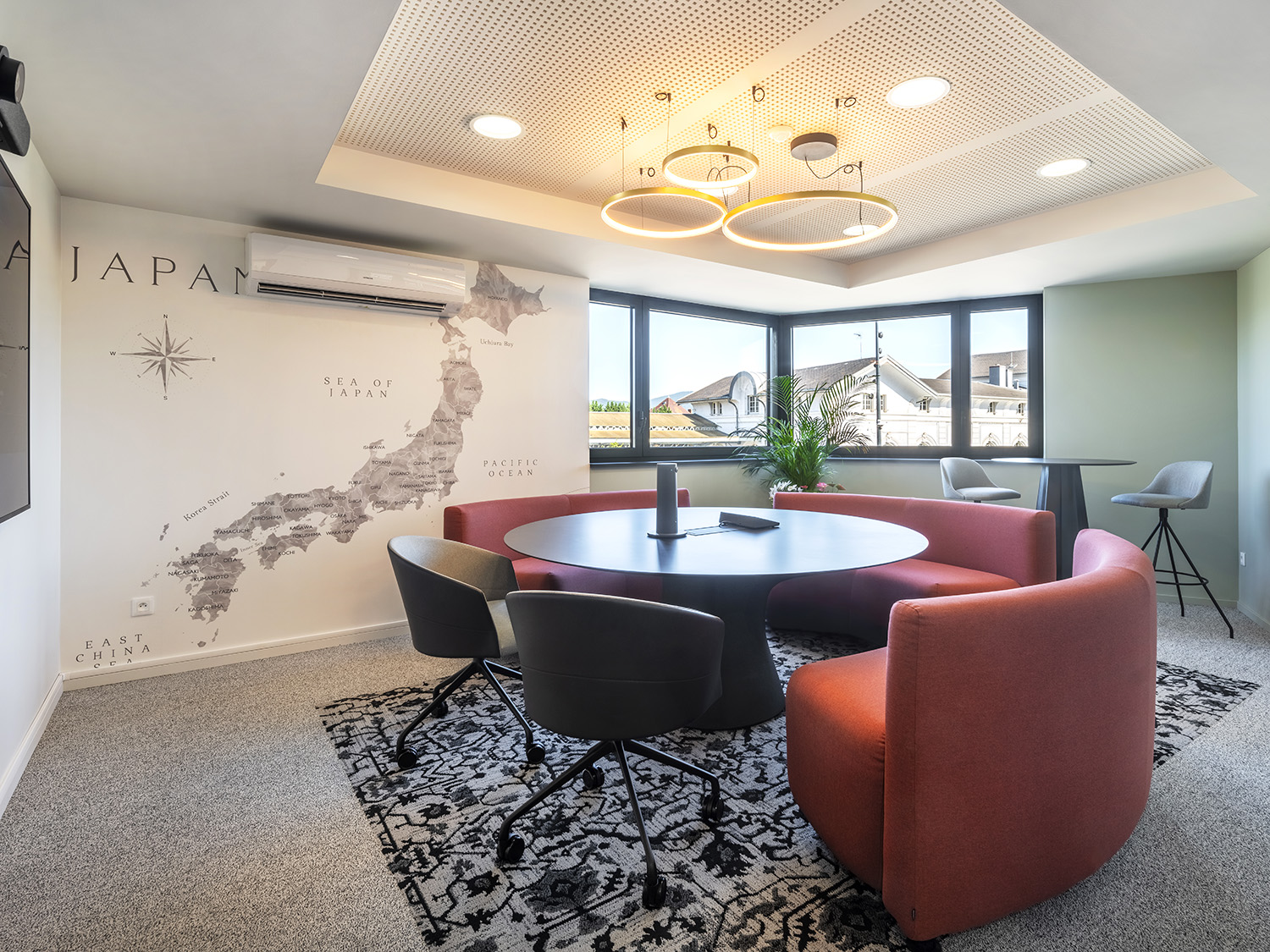 Tertia Solutions, spécialistes en aménagement de bureaux professionnels - Asahi Kasei salle de réunion visioconférence