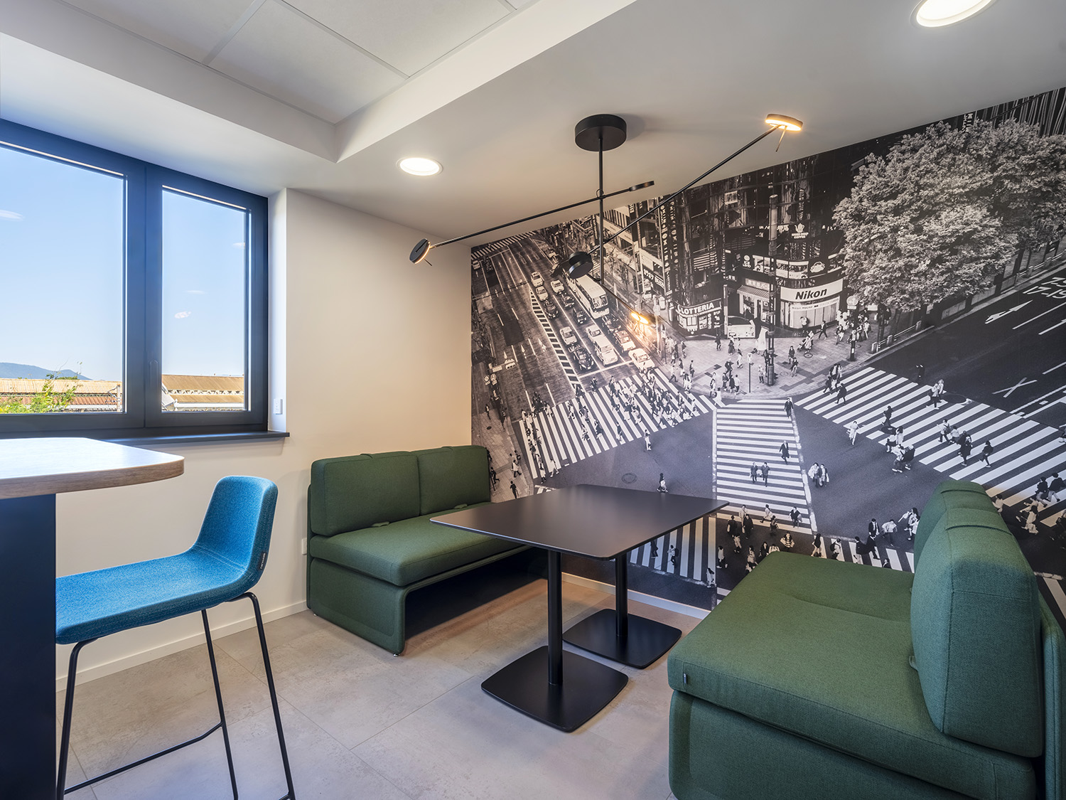 Tertia Solutions, spécialistes en aménagement de bureaux professionnels - Asahi Kasei tables espace cuisine