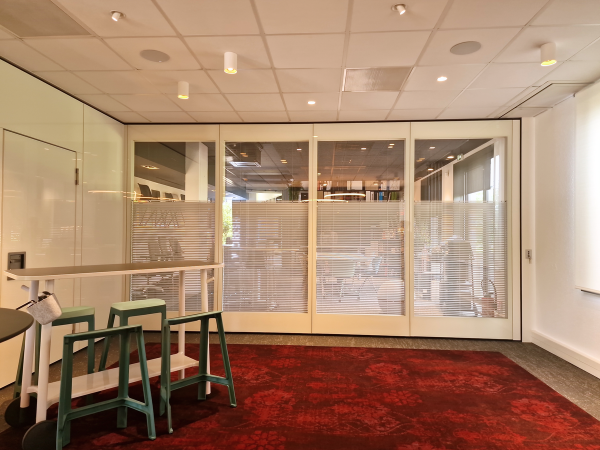 Tertia Solutions - mur mobile bureau professionnel - showroom mur vitré fermé