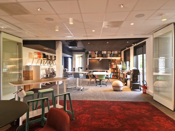 Tertia Solutions - mur mobile bureau professionnel - showroom mur vitré ouvert