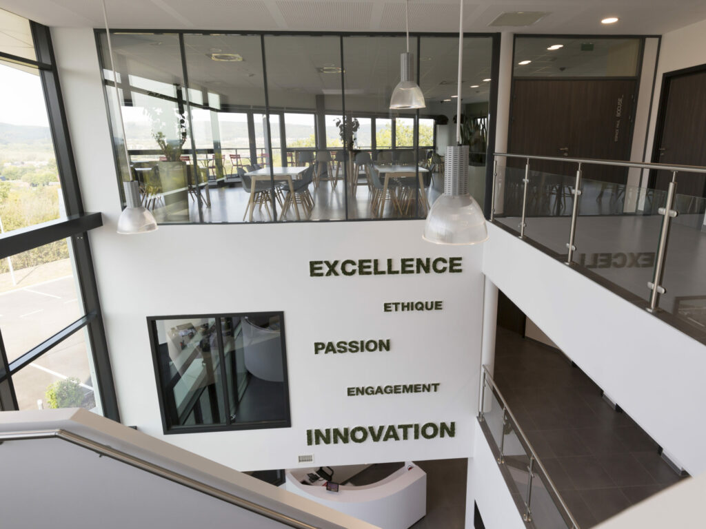 Tertia Solutions, spécialistes en aménagement de bureaux professionnels - Cloison vitrée garde-corps couvre-joints R&D