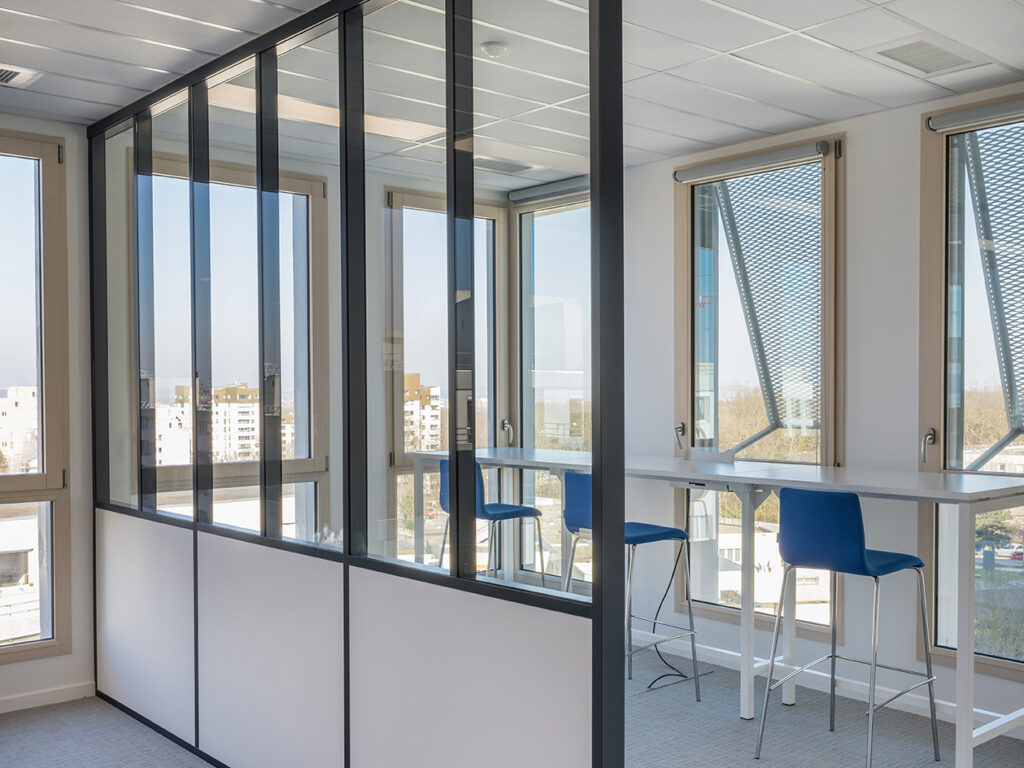 Tertia Solutions, spécialistes en aménagement de bureaux professionnels - Cloison vitrée et pleine couvre-joints