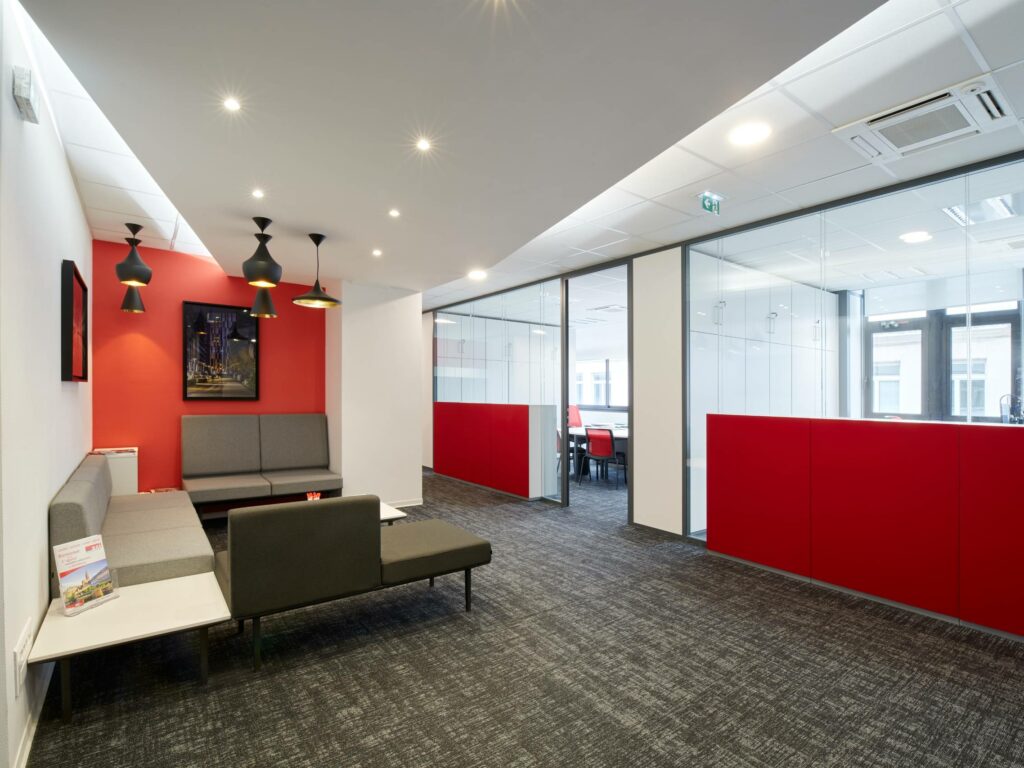 Tertia Solutions, spécialistes en aménagement de bureaux professionnels - Cloison vitrée bord-à-bord double vitrage armoires intégrées