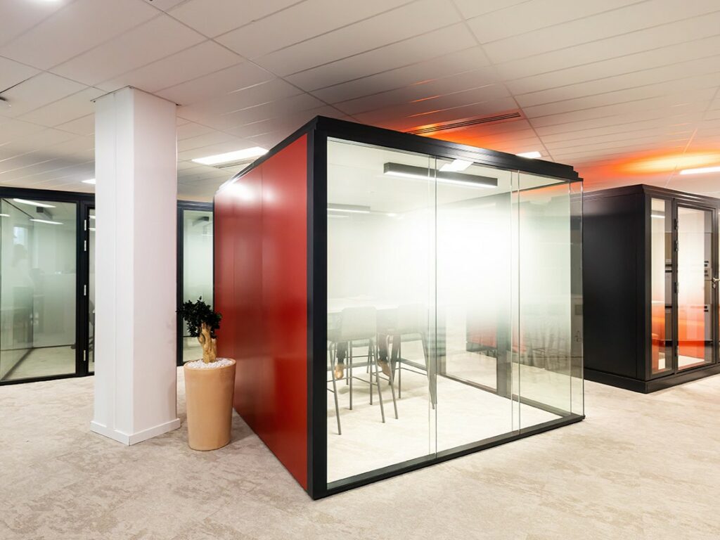 Tertia Solutions, spécialistes en aménagement de bureaux professionnels - Cabine sur-mesure cloisons pleines et vitrées bord-à-bord