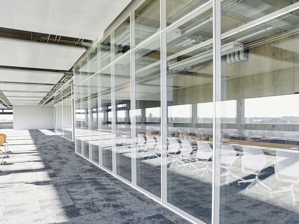 Tertia Solutions, spécialistes en aménagement de bureaux professionnels - Cloison vitrée couvre-joints - Endress Hauser