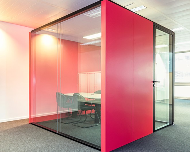 Tertia Solutions, spécialistes en aménagement de bureaux professionnels - Cabine sur-mesure cloisons vitrées bord-à-bord