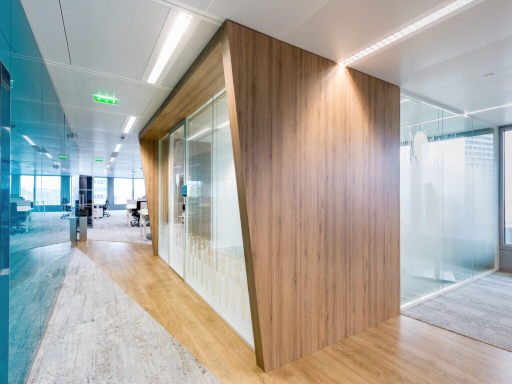 Tertia Solutions, spécialistes en aménagement de bureaux professionnels - Cloison vitrée bord-à-bord et vitrophanie motifs