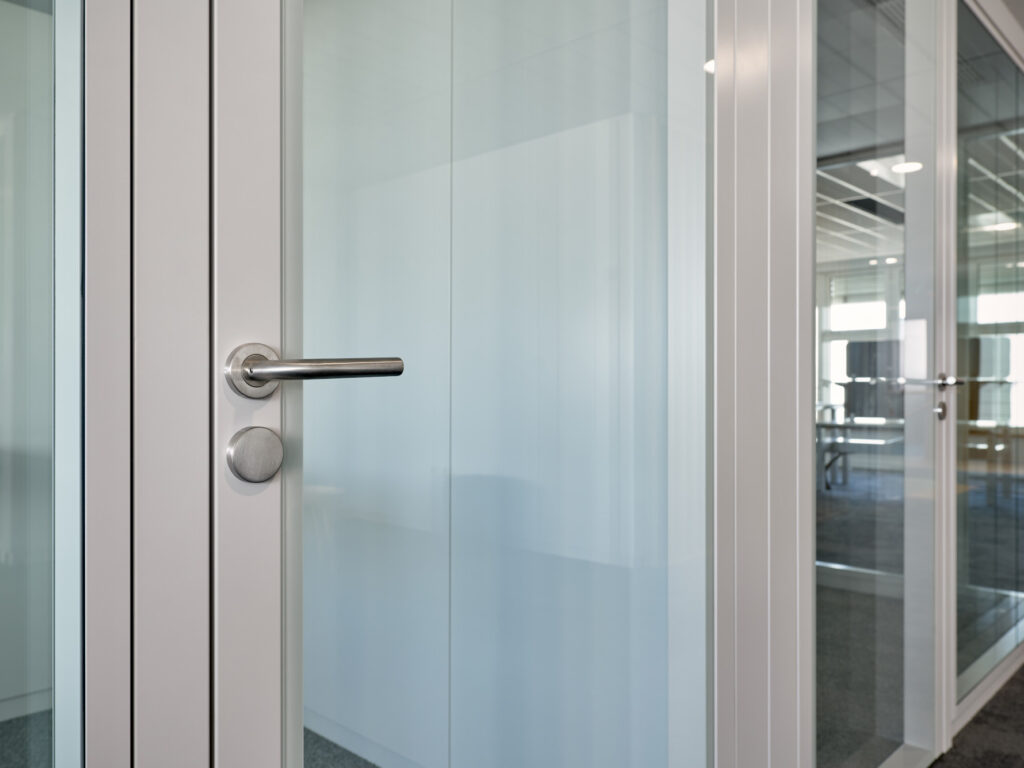 Tertia Solutions, spécialistes en aménagement de bureaux professionnels - Bloc porte bi-affleurante zoom