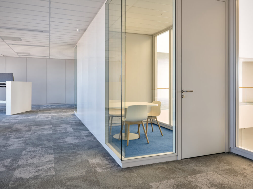 Tertia Solutions, spécialistes en aménagement de bureaux professionnels - Bloc porte bi-affleurante