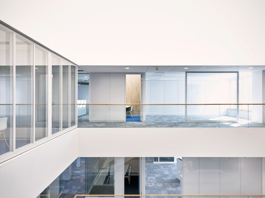 Tertia Solutions, spécialistes en aménagement de bureaux professionnels - Cloison vitrée garde-corps couvre-joints