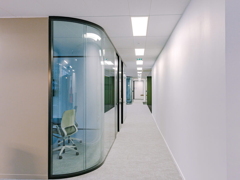 Tertia Solutions, spécialistes en aménagement de bureaux professionnels - Cloison vitrée bord-à-bord double vitrage incurvée