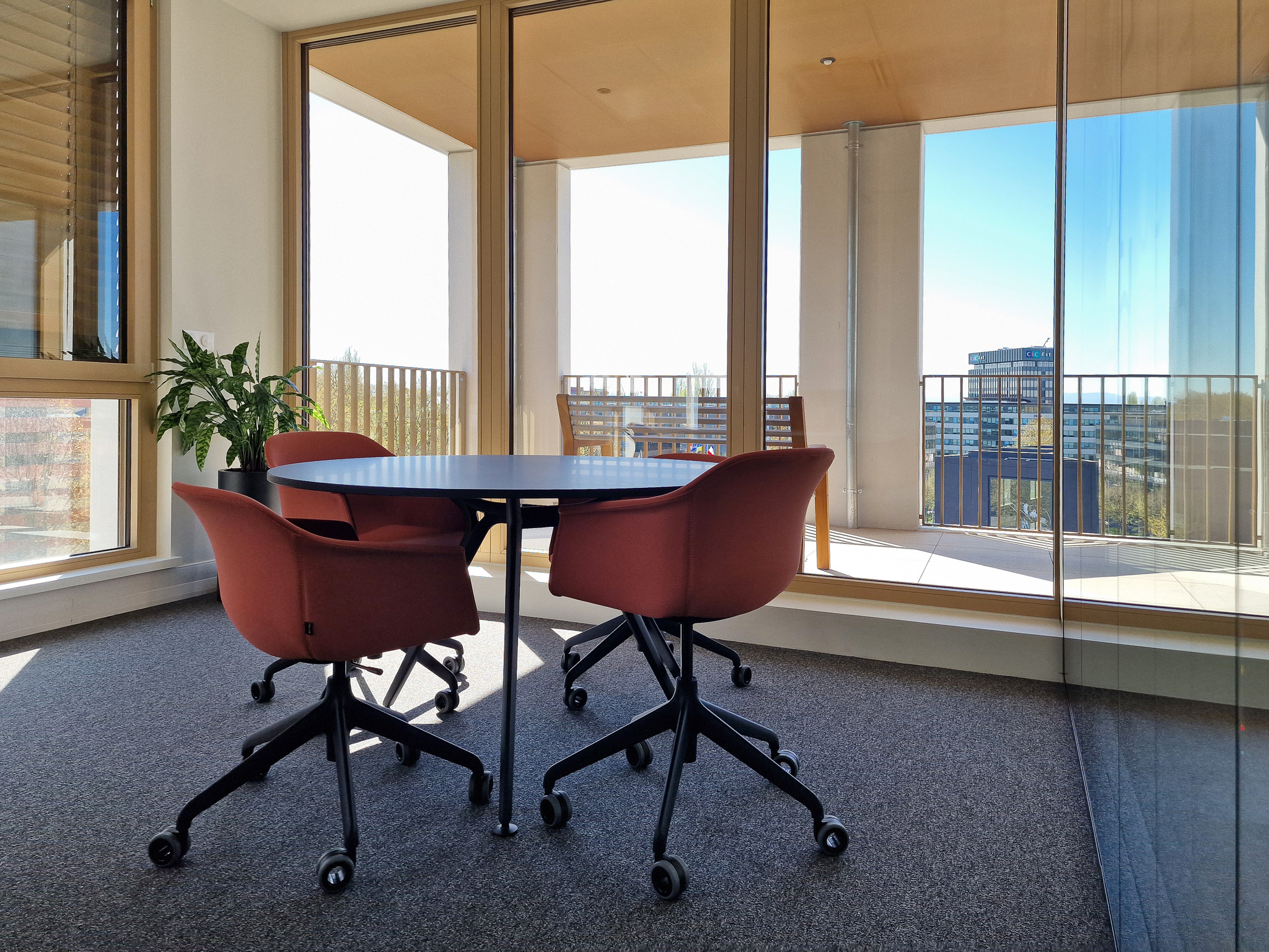Tertia Solutions, expert en aménagement d'espaces de travail - Bureau direction espace réunion - Herbalife